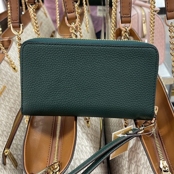 Michael Kors Large Leather Smartphone Wristlet Wallet Phoneholder
Racing Green - Picture 13 of 16